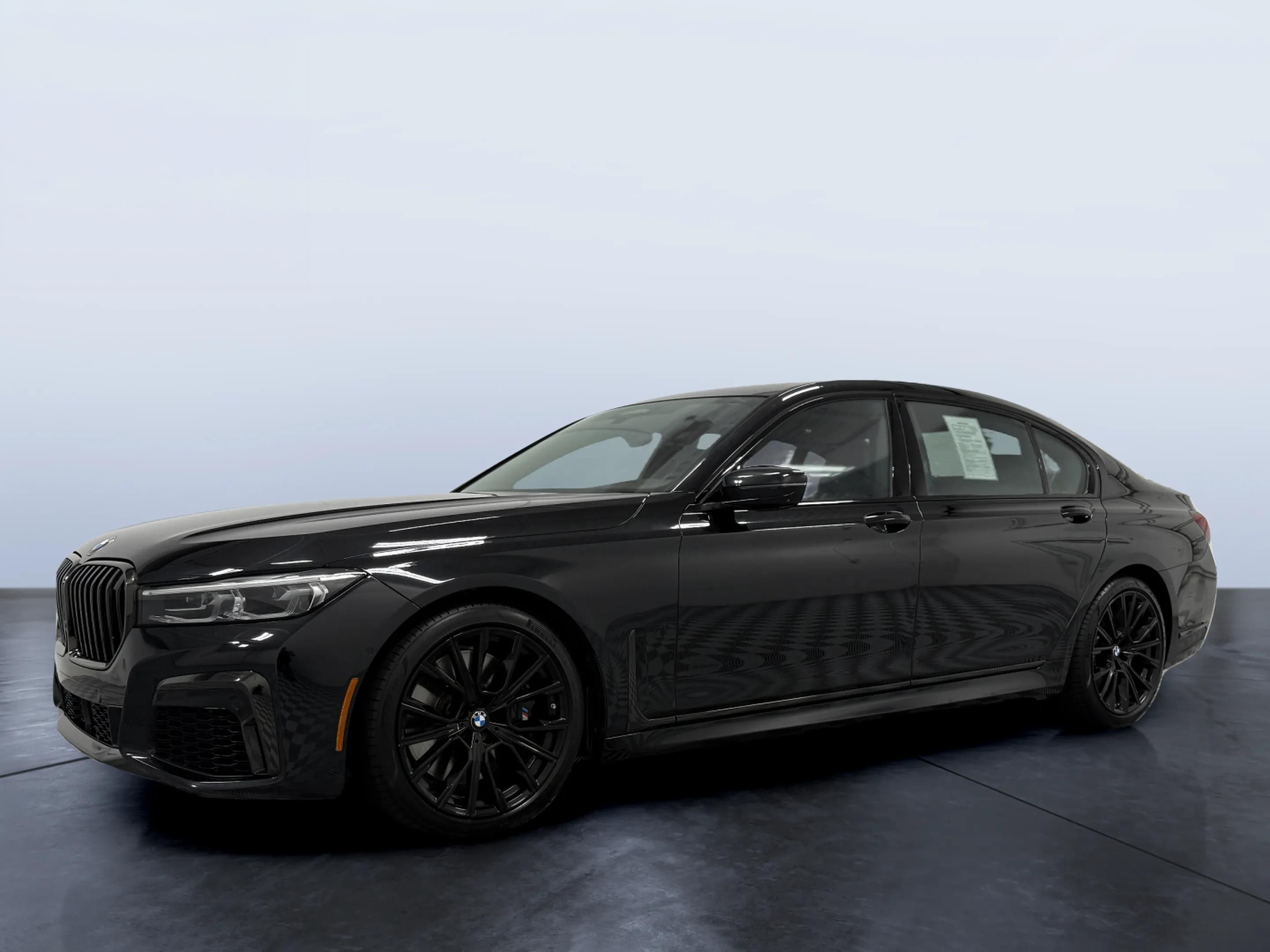 2022 BMW 7 Series M760i xDrive photo 2