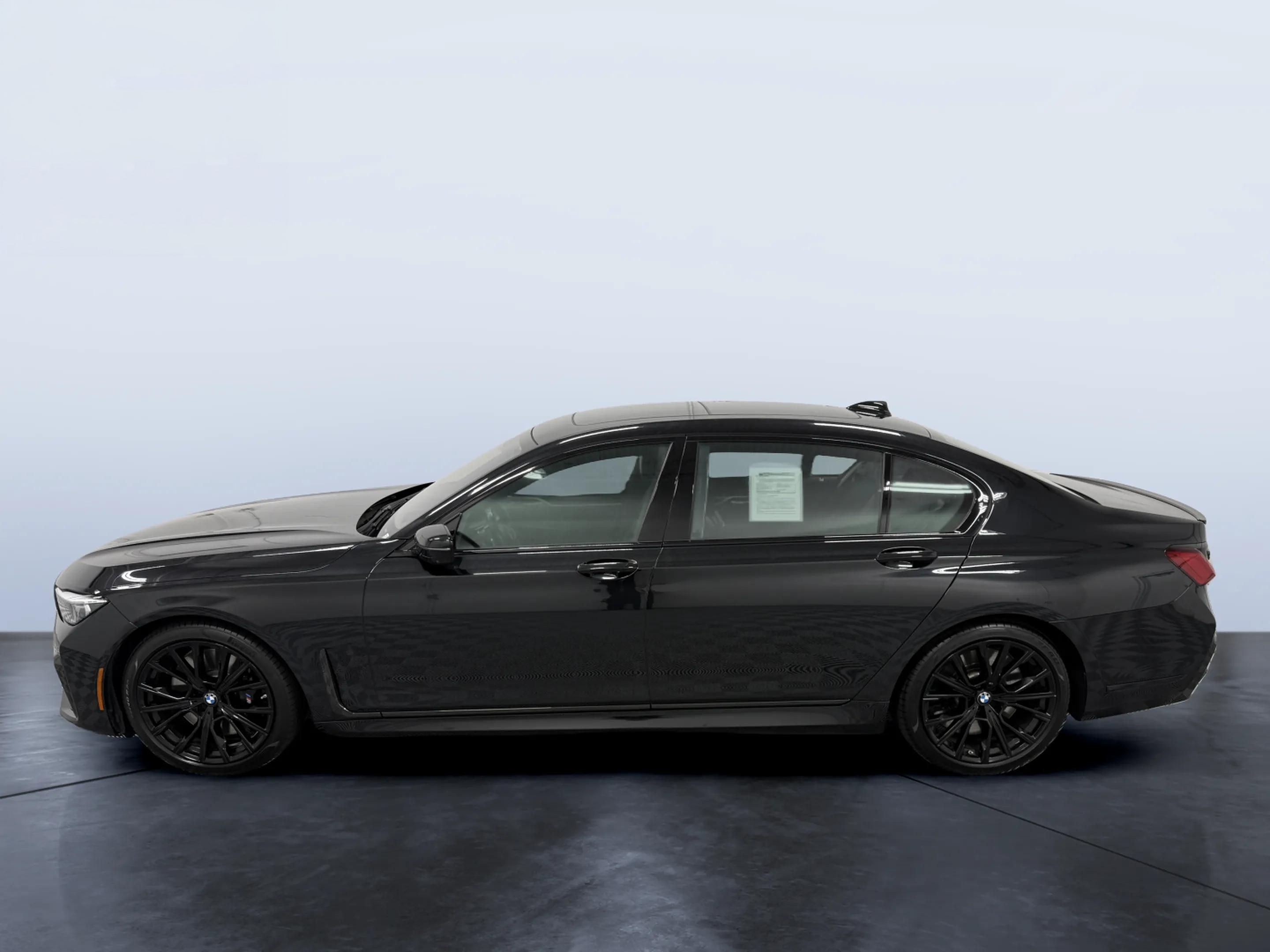 2022 BMW 7 Series M760i xDrive photo 3